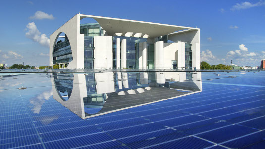 Photovoltaik und Windkraft stehen in den Startlöchern, um die Stromversorgung zu übernehmen. Im Kanzleramt dominiert aber immer noch die Unterstützung der Kohleverstromung. - © BSW-Solar/Langrock
