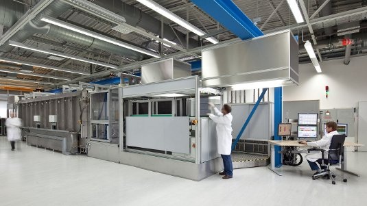 Die jüngste Entwicklung ist eine Komplettanlage, auf der die Wafer gleich in mehreren Kammern abgeschieden werden. Damit sind die für die Photovoltaik notwendigen hohen Durchsätze möglich.