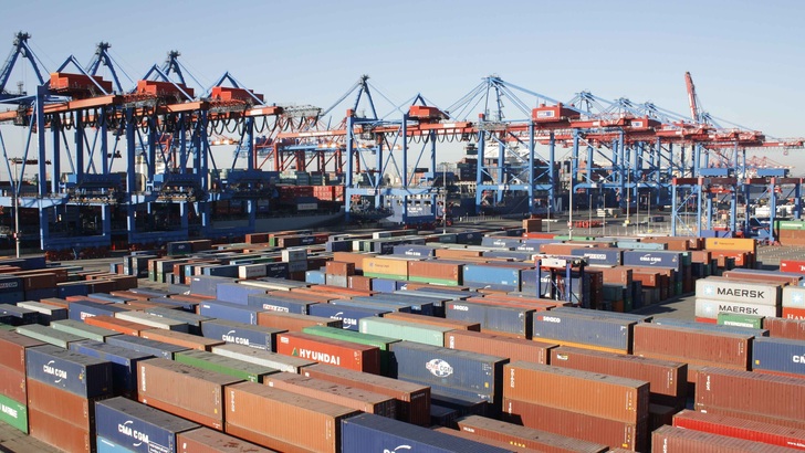 Blick in das Containerlager des HHLA Container Terminal.