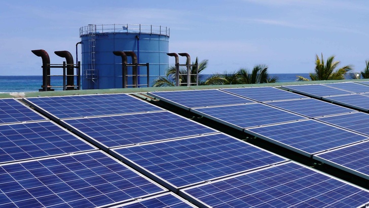 Eine Hybridanlage mit Photovoltaik auf den Malediven.