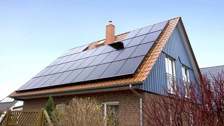 Photovoltaik auf dem Dach: Das Förderprogramm soll auch sichtbar werden. - © Centro Solar
