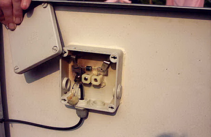 Fehlerhafte Verschweißungen können zu Lichtbögen und damit zu Hitzeentwicklung und Bränden führen