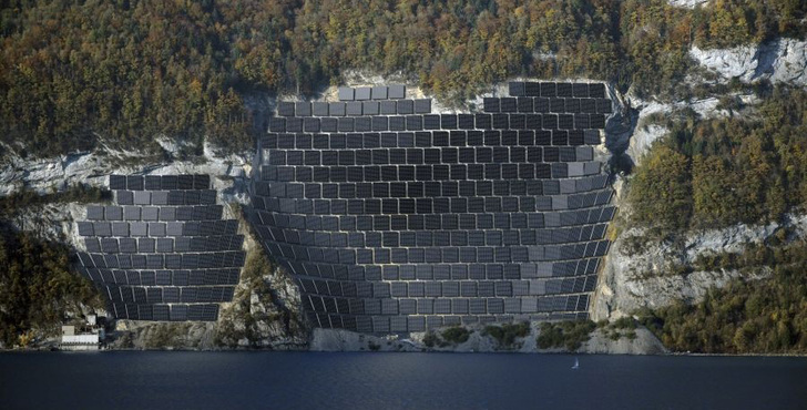 Auf dieser Fotomontage ist das zukünftige Solarkraftwerk im Steinbruch bereits realisiert. - © EKZ
