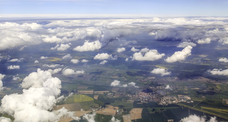 Lokale Wolkenfelder sind extrem schwer vorherzusagen. Bei solchen Wetterbedingungen ist die Einstrahlungsprognose relativ unsicher.