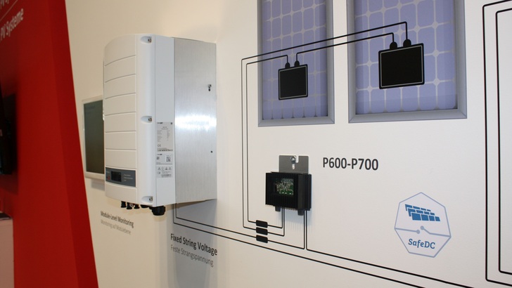 Das System der DC-Optimierer mit den schlanken Wechselrichtern von Solar Edge auf der Intersolar in München.