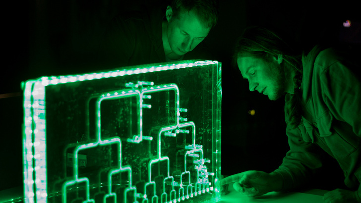 Forscher des Fraunhofer ISE vermessen hier im neuen Zentrum für Speicher- und Wärmetransformationstechnologien neue Verteilerstrukturen für Kältemittelverdampfer.