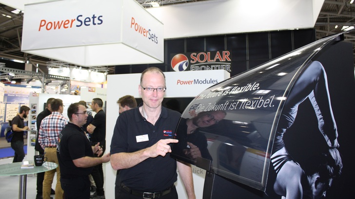 In München stellte Wolfgang Lange von Solar Frontier die neuen, flexiblen CIS-Module vor.