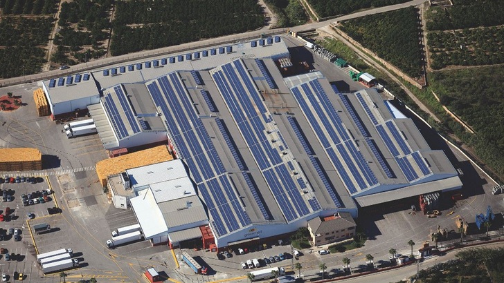 Gerade für großen Lebensmittelhandelsketten lohnt sich der Einsatz der Photovoltaik. Von den Logistikzentren bis hin zu den einzelnen Filialen fallen hohe Lasten für die Kühlung an. - © REC Solar
