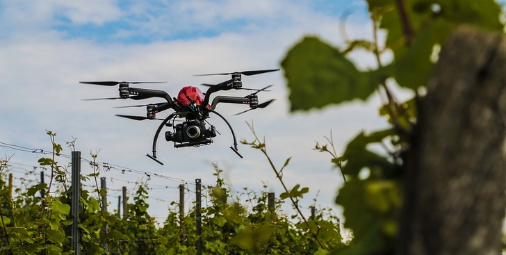 Immer häufiger werden Drohnen für zivile Aufgaben eingesetzt. - © Pixelflieger

