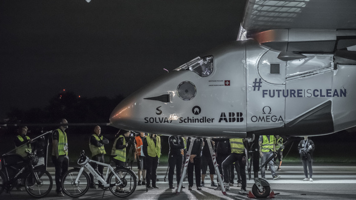 Ruhe vor dem Start: Auf dem Flugplatz von Nagoya gibt das Team André Borschberg die letzten Tips für den Flug.