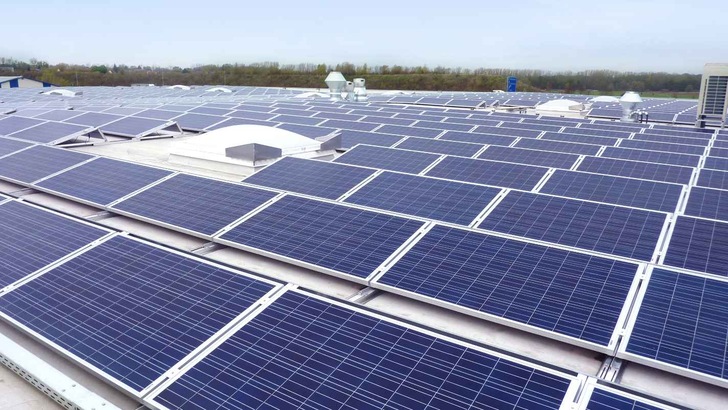 Geschäftsmodell: Strom direkt vom Dach. - © Naturstrom
 Geschäftsmodell: Strom direkt vom Dach.