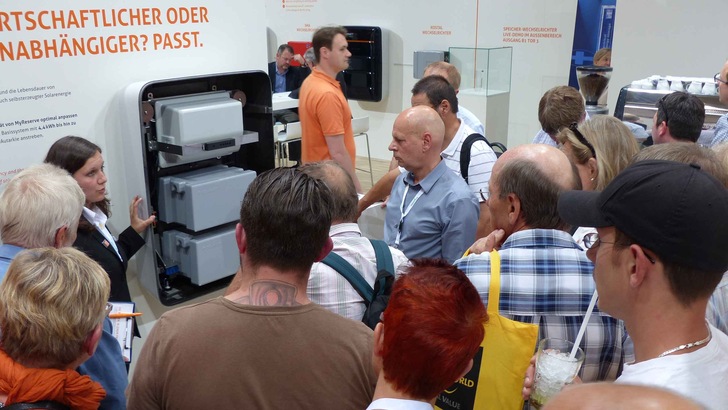 Besucher auf der Intersolar Europe 2015. - © nhp
