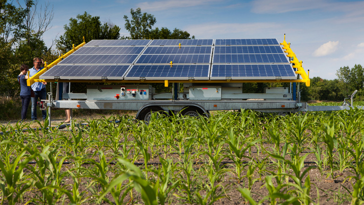 Der Landwirt fährt die solare Pumpenstation aufs Feld, schließt die Bewässerungsschläuche an und kann damit ohne Energiekosten seine Felder bewässern. - © Wien Energie/Astrid Knie
