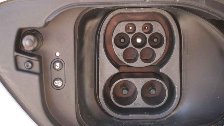 Ein CCS-Anschluss an einem VW e-Golf.