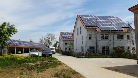 Die neuen Bewohner der Gebäude mieten die Solarstromanlage auf dem Dach gleich mit. Damit wird der Vermieter nicht zum Stromversorger. - © Conergy
