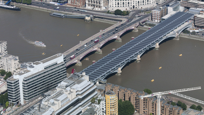 Die BIPV ist nicht nur eine Domäne der Gebäudearchitektur. Auch die Infrastruktur wie hier die Blackfairs Brücke in London ist für die Integration von Solaranlagen bestens geeignet. - © Network Rail
