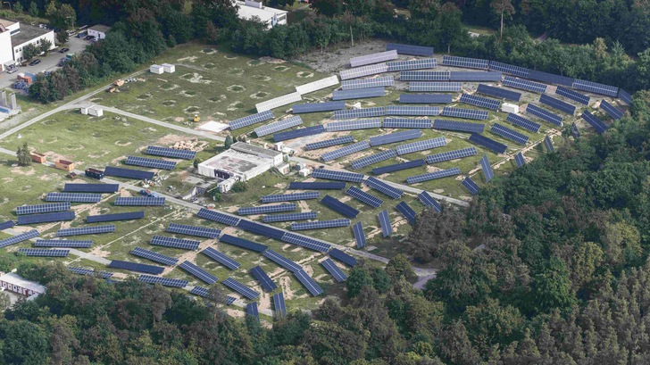 Auch auf dem ehemaligen Euratom-Gelände in Karlsruhe fließt nun Solarstrom. - © KIT
 Auch auf dem ehemaligen Euratom-Gelände in Karlsruhe fließt nun Solarstrom.