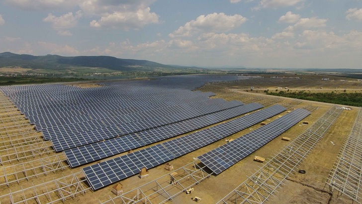 Künftig fließt Solarpower neben dem Kohlekraftwerk. - © IBC Solar
