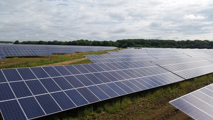 Der Solarpark Glebe/Odell Solar Farm bei Wellingborough.