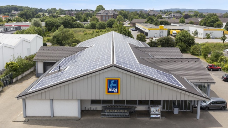 Die Handelskette Aldi Süd rückt ihren Energiekosten zu Leibe — mit Photovoltaik. - © REC Solar
