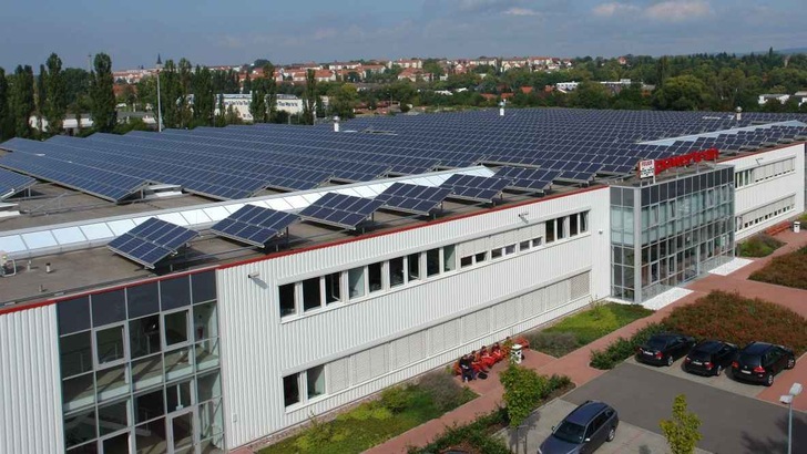 Solardachanlagen sind für Unternehmen attraktiv. - © Goldbeck Solar
