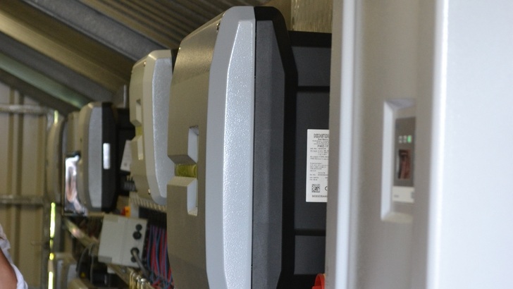 In Zukunft werden die Kostal-Wechselrichter auch mit den Energiemanagern von Schneider Electric kommunizieren.