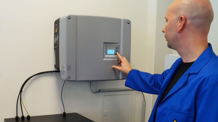 Ein Installateur stellt das neue Speichersystem ein.