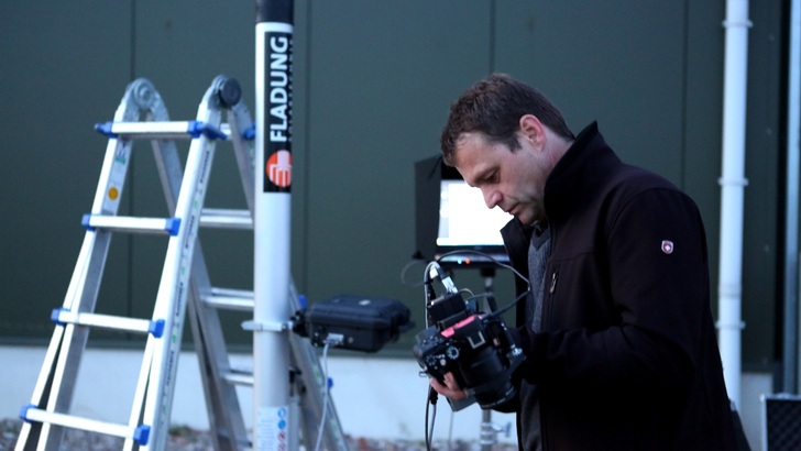 Spezielle Kameras, Hochstativ mit beweglichem Kopf, automatische Stringbestromung - Andreas Fladung hat viele Ideen in die Perfektionierung seines Messequipments gesteckt.