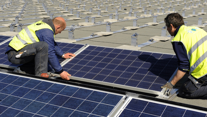 Die Installation von Anlagen muss immer schneller gehen. Dafür soll die Entwicklung von ausgeklügelten Montagesystemen sorgen. - © IBC Solar
