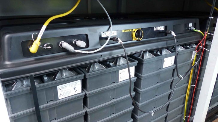 Die Batterie von Aquion Energy läuft bei Qinous in Berlin im Testbetrieb.