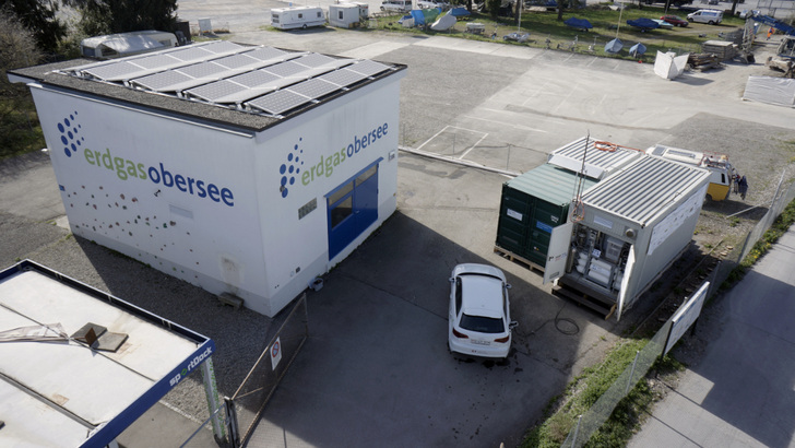 Die Power-to-Methan-Anlage ist in den beiden Containern untergebracht. Um das Gas mit Solarstrom zu erzeugen, wurde auf einem kleinen Nebengebäude eine Photovoltaikanlagen aufgebaut.