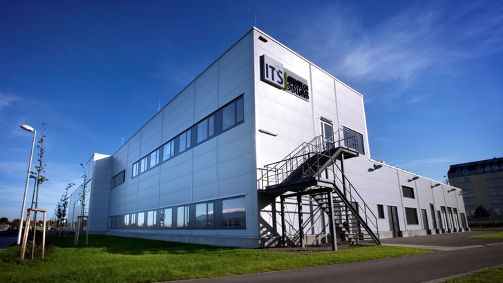 In den Produktionshallen von ITS Solar in Kabelsketal bleiben die Lichter an. Die Zellfertigung geht in vollem Umfange weiter.