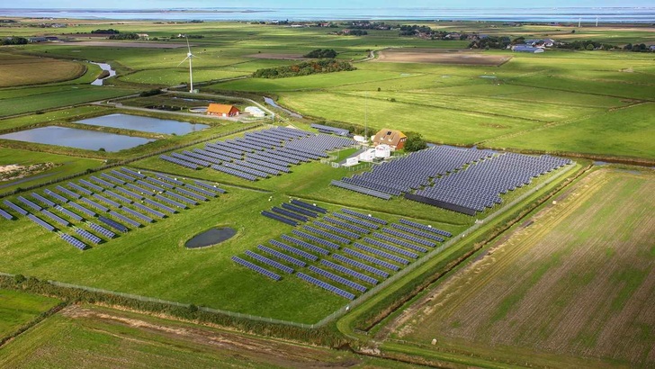 Der 32 Jahre alte Photovoltaikpark wird nun saniert. - © Hanse Werk AG
