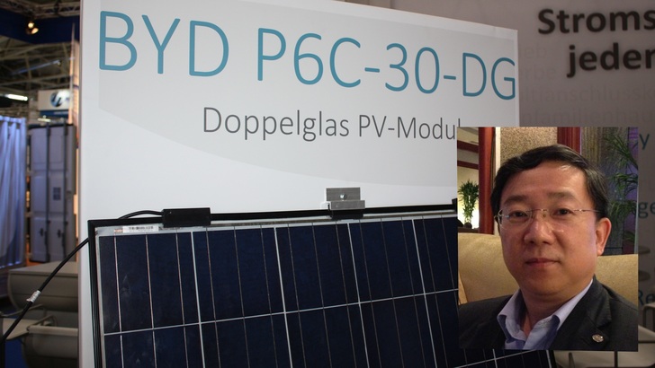 Auf der Intersolar präsentierte BYD das neue Glas-Glas-Modul. Tom Zhao (kleines Bild) leitet die Solarsparte des Konzerns. - © Heiko Schwarzburger
 Auf der Intersolar präsentierte BYD das neue Glas-Glas-Modul. Tom Zhao (kleines Bild) leitet die Solarsparte des Konzerns.