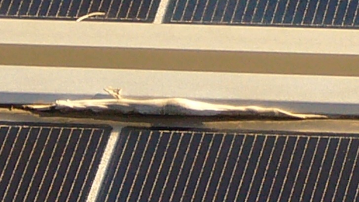 Bei diesem Modul wird Silikon aus dem Rahmen gepresst. Dieser Rest wandert auf das Frontglas, wo er sich nur schwer beseitigen lässt.