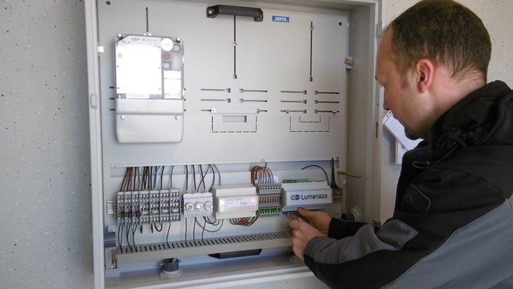 Hat die Anlage noch keine Steuerung, rüstet Lumenaza entsprechend auf.