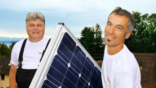Wenn sich die Hauseigentümer schon für eine Solaranlage intertessieren, fragen sie meist den Installateur über Einzelheiten wie Preise, Rendite und Installationsdauer.