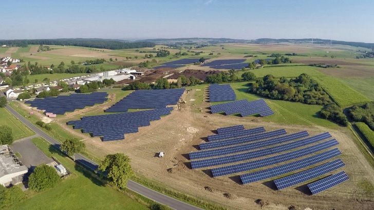 Der Solarpark in Lauterbach-Wallenrod steht auf der Fläche eines ehemaligen Gewerbegebiets. Er leistet 6,3 Megawatt und ist einer der letzten, für die die Betreiber eine Einspeisevergütung nach dem EEG bekommen. - © 7x7 Energie
