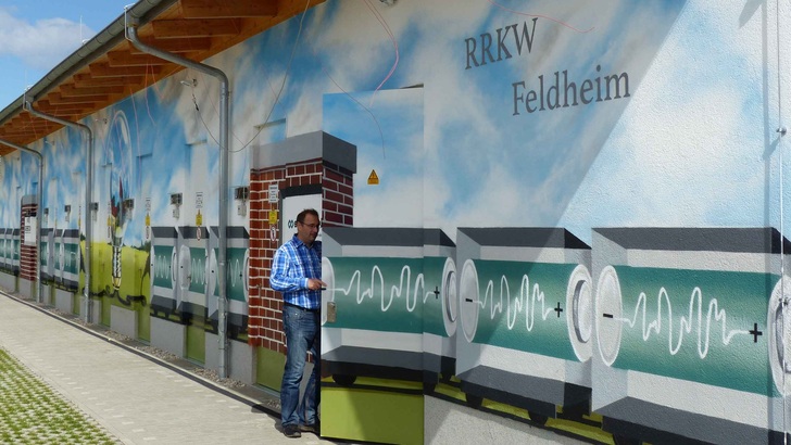 Rund 3.360 Speichermodule befinden sich hinter der Tür des Speicherkraftwerks.