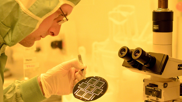 Mit ihrer Technologie der ganzflächig kontaktierten Rückseite mit zusätzlichem Tunneloxid haben die Forscher des Fraunhofer ISE die 25-Prozent-Marke geknackt.