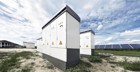 Vor allem in den USA und in Südostasien läuft das Geschäft mit Zentralwechselrichtern für Solarparks. - © SMA

