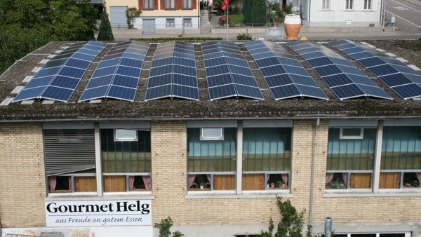 Die Solaranlage auf dem "Fabrikli" ist so ausgelegt, dass der größte Teil des Stroms im Gebäude verbraucht wird. - © Euro Photovoltaik

