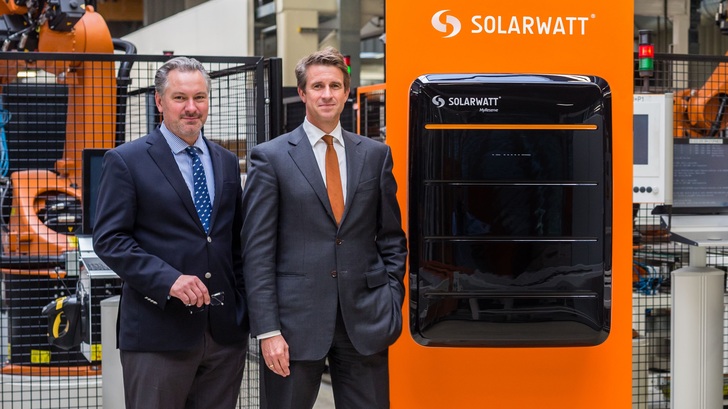 Geschäftsführer Detlef Neuhaus (links) und Hauptinvestor Stefan Quandt gaben grünes Licht für die Auslieferung. - © Solarwatt/Ben Gierig
