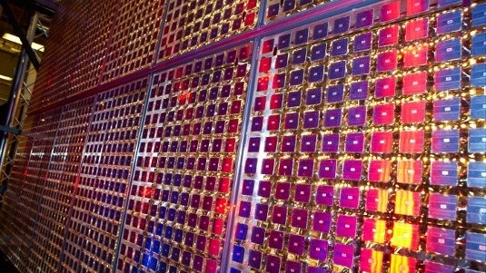 Die Linsen konzentrieren das einstrahlende Licht auf die 500fache Stärke. Die Technologie kommt aber nur mit direkter Einstrahlung zurecht.