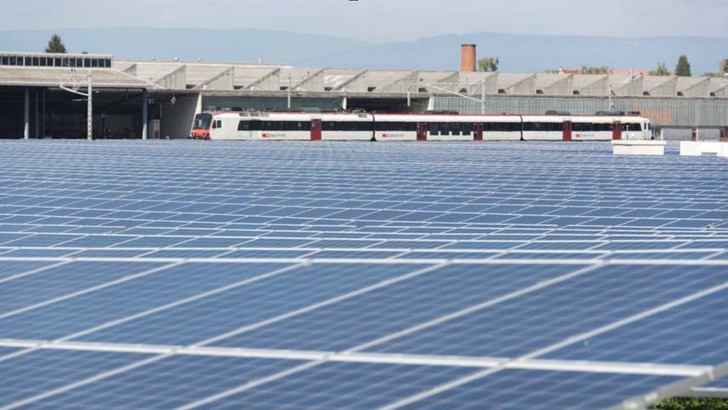 Kurz bevor der Zug in den Bahnhof von Payerne einrollt, fährt er direkt am neuen Solarpark vorbei.