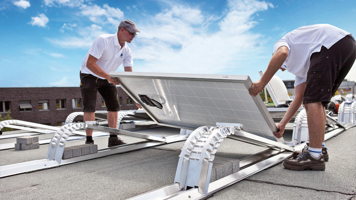 Je flacher die Anlage auf dem Flachdach installiert ist, desto näher an die Dachkante kann sie gebaut werden. - © Conergy
