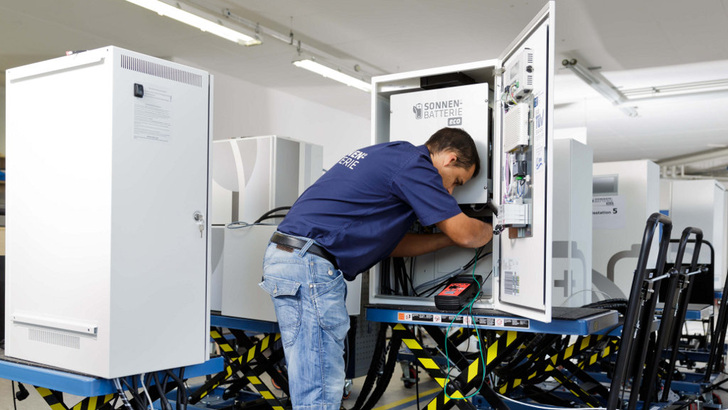 Die Montage von Stromspeichern ist größtenteils Handarbeit. Doch bei der Herstellung von Batteriezellen zählt das Produktionsequipment, um im Wettbewerb bestehen zu können.