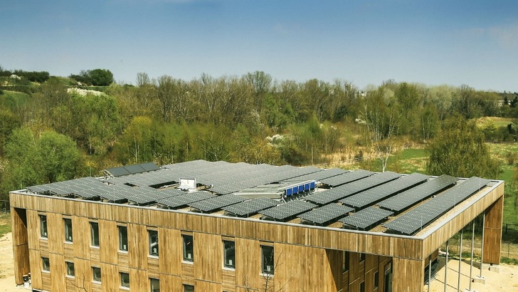 Panasonic spielt schon lange mit exotischen Modulgrößen. Auf dem Dach des Umweltbundesamtes in Dessau-Roßlau wurden besonders schmale Module der Japaner installiert.