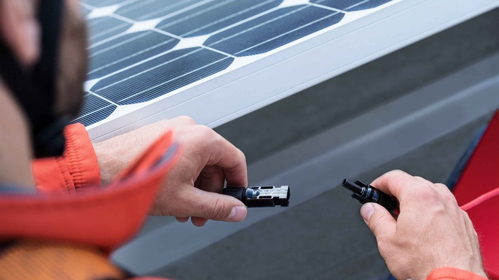 Geprüft werden Photovoltaikmodule, Unterkonstruktion, Verkabelung und Wechselrichter. - © Eon
