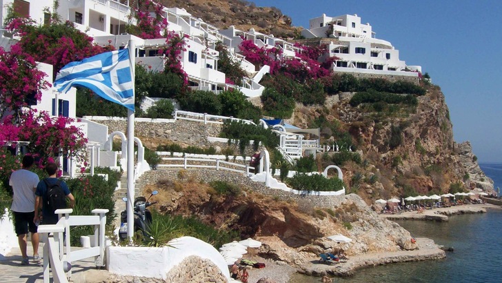 Die griechische Flagge im Wind. Tilos setzt künftig auf Erneuerbare. - © Younicos
 Die griechische Flagge im Wind. Tilos setzt künftig auf Erneuerbare.